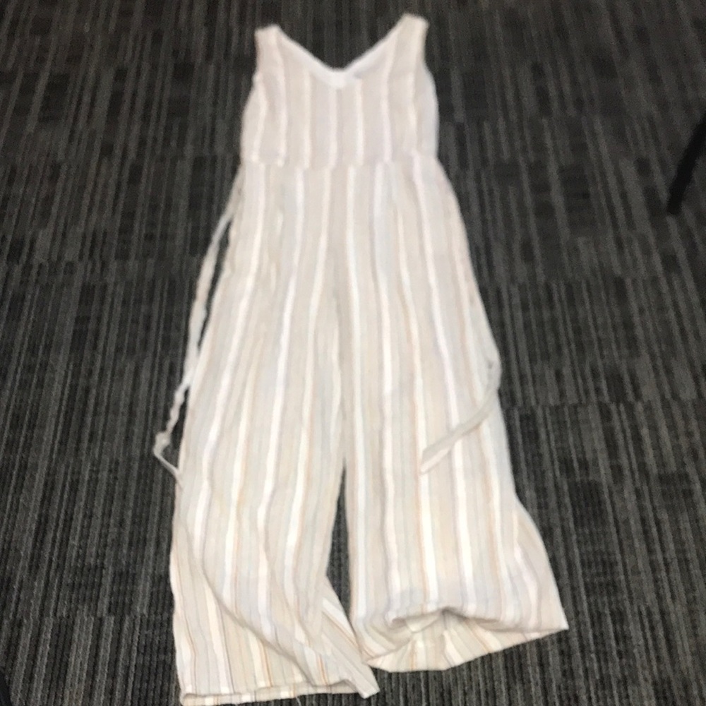 Sleeveless jumpsuit with pockets